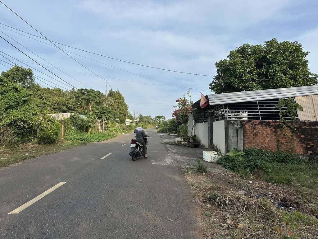 Bán đất mặt tiền Long Phước đường nhựa số 7 DT 15x25 giá 2.3 tỷ