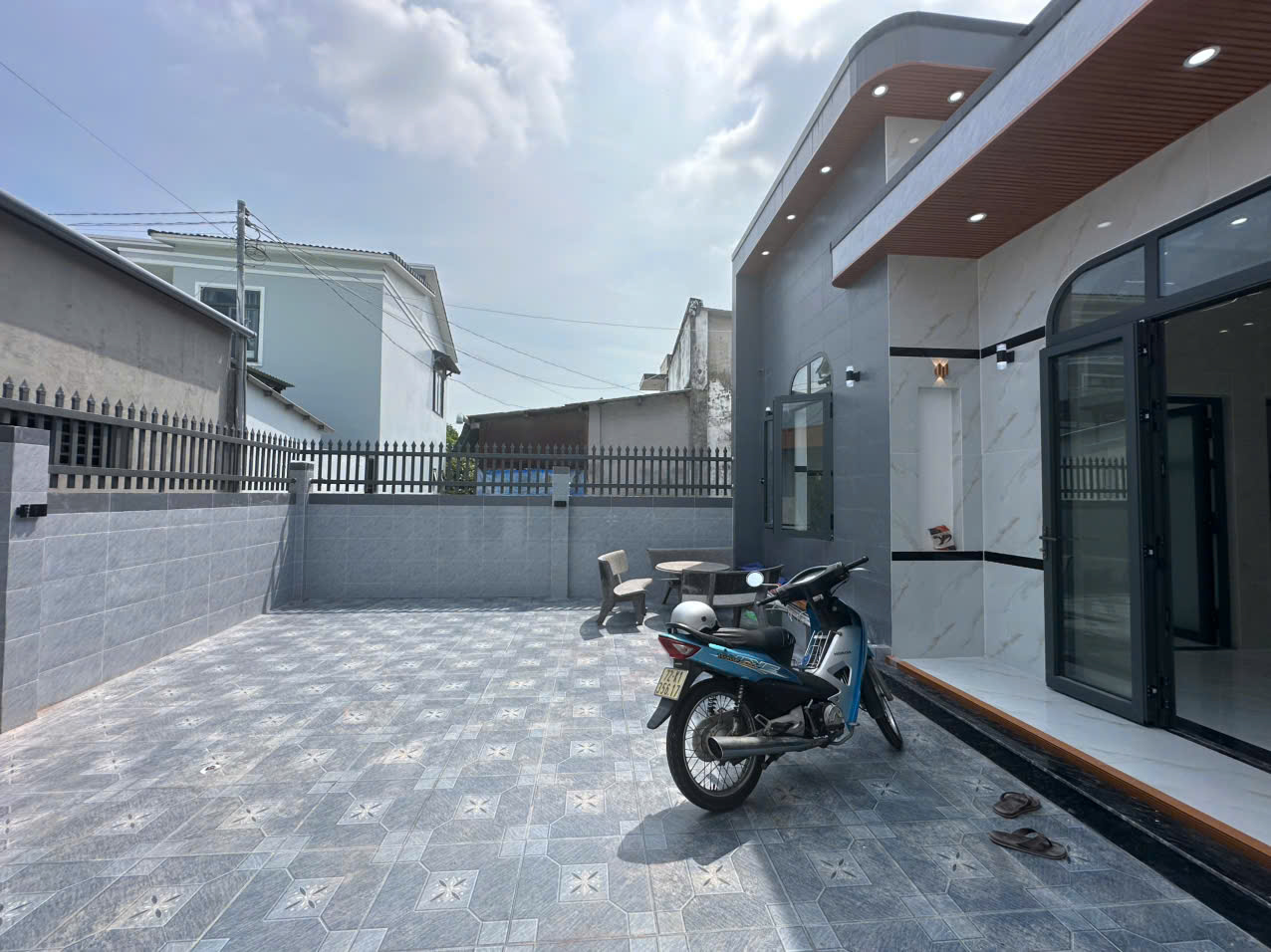 Bán nhà góc 2 mặt tiền Long Điền 140m2 giá 2 tỷ 250 triệu