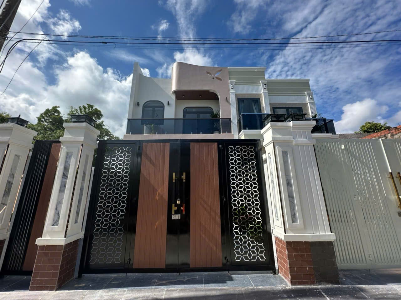 Bán nhà Long Điền 1 trệt 1 lầu gần chợ giá 3 tỷ 200 triệu