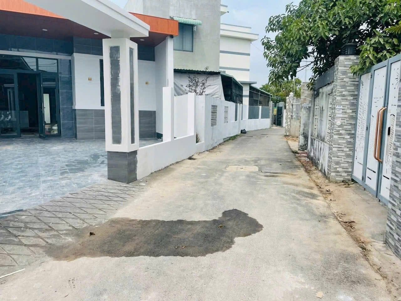 Bán nhà Long Điền 3 phòng ngủ mới 100 phần trăm giá 2 tỷ 350 triệu