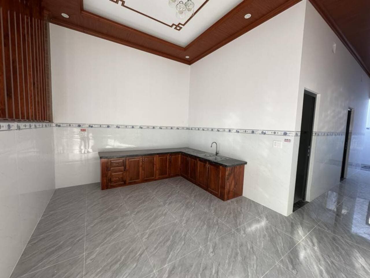 Bán nhà Long Điền 2 phòng ngủ mặt tiền đường nhựa giá 2 tỷ 100 triệu