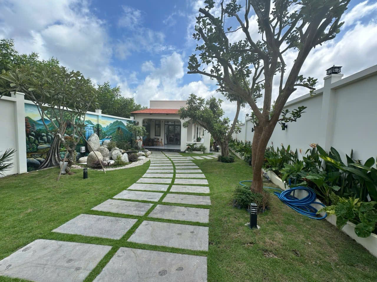 Nhà vườn mái ngói đỏ gần biển Lộc An