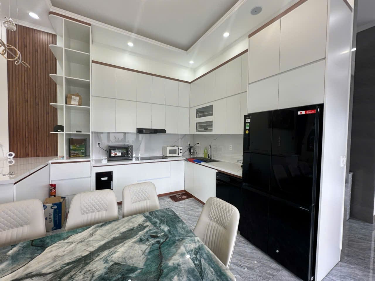 Nhà vườn mái ngói đỏ gần biển Lộc An