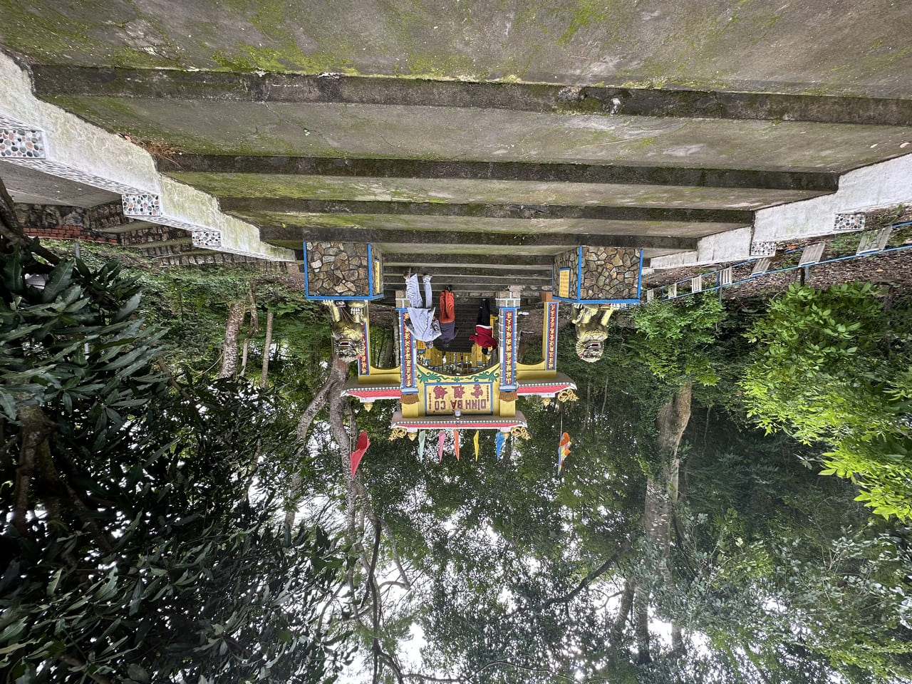 Cổng vào dinh bà cố