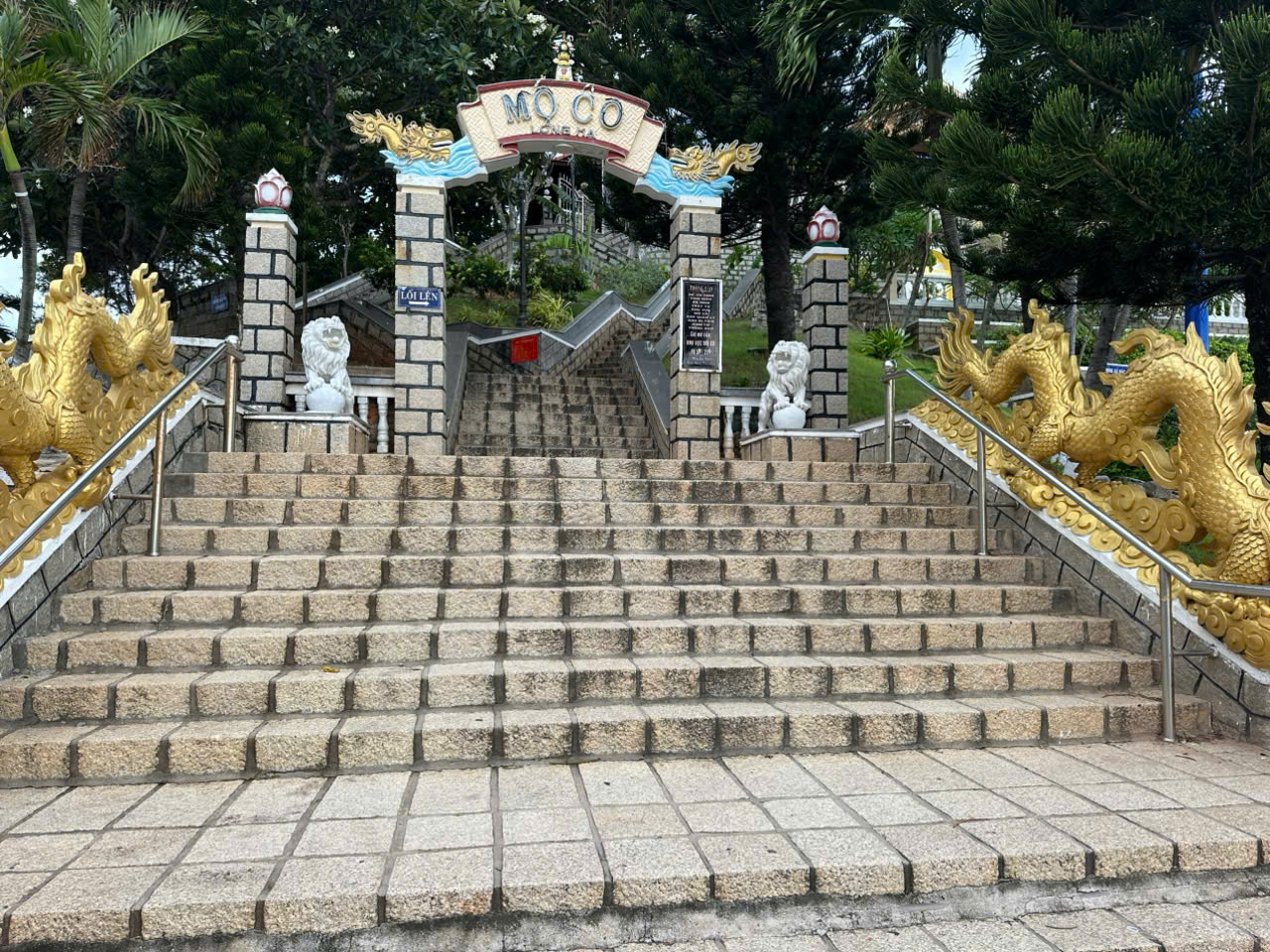 bậc thang lên mộ cô long hải