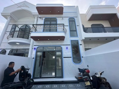 Bán nhà lầu Long Điền giá 2 tỷ 350 triệu, có sân ô tô