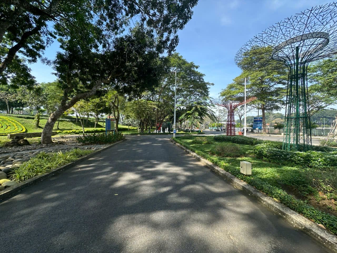 Chiều yên bình tại công viên Bàu Thành