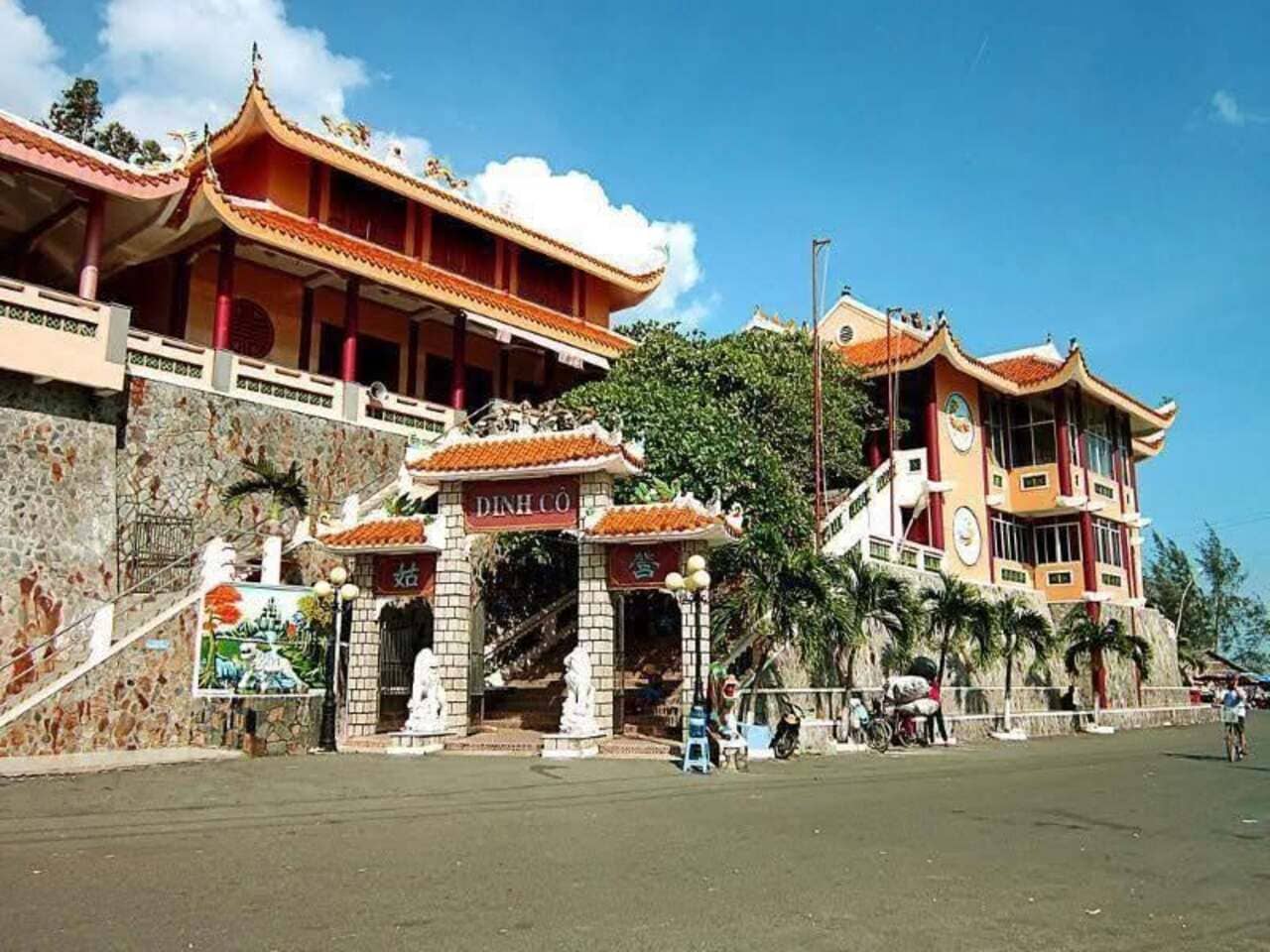 Dinh Cô Long Hải nhìn từ phía trước