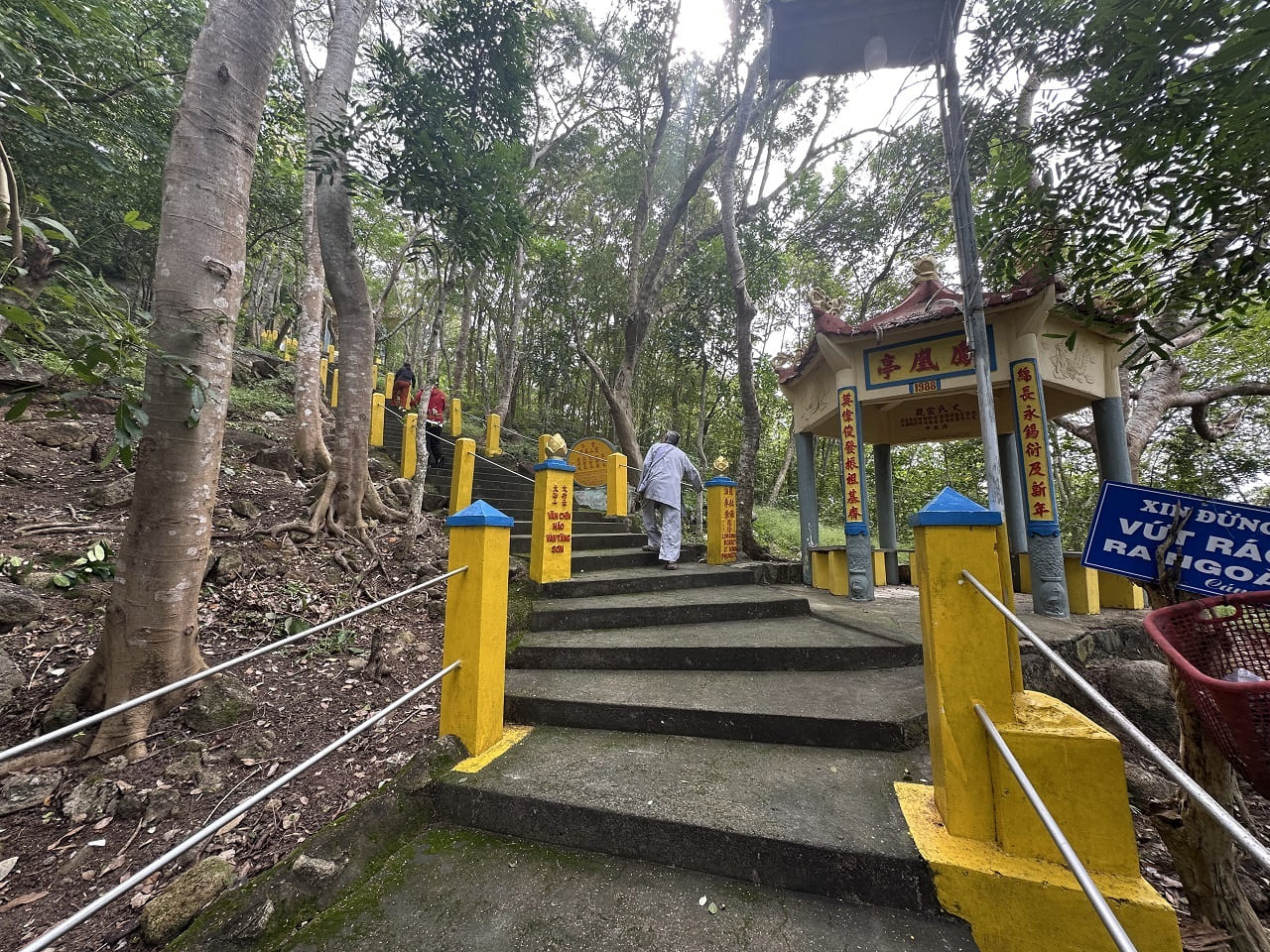 đường lên núi dinh bà cố