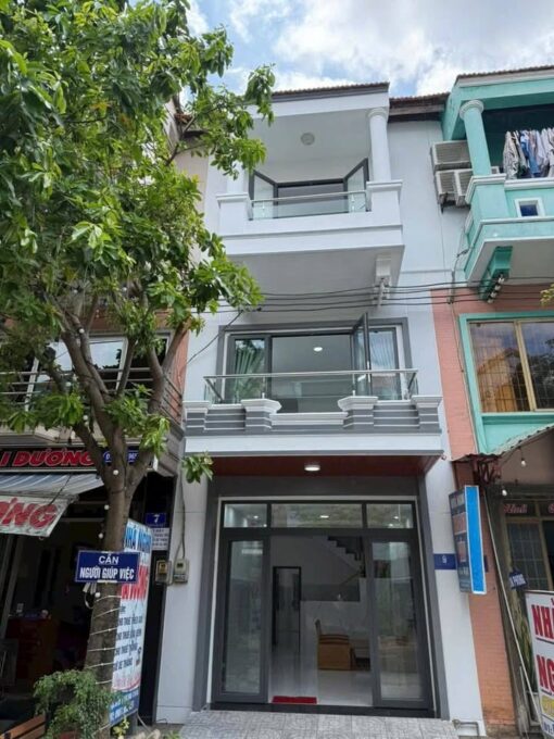 Bán nhà lầu mặt tiền